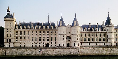 中世の塔と、その間にネオゴシック様式の翼棟が建っている。