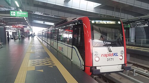 駅に停車中のスリ・ペタリン線の列車