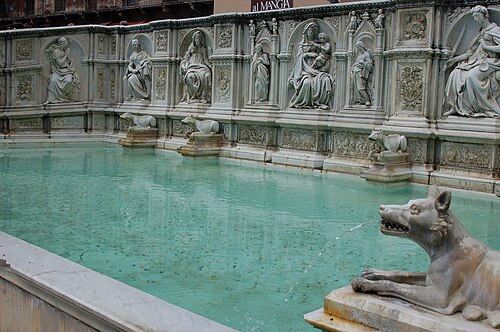 ガイアの泉、イタリア、シエナのカンポ広場、ヤコポ・デッラ・クエルチャ作（1419年）（1868年にコピーに置き換えられた）