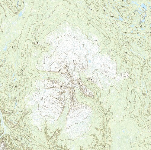 谷を切り開いた楕円形の大きな山の緑色の起伏のある地図。それぞれのラベルと標高が記されています。