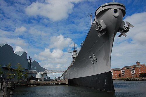 バージニア州ノーフォークに停泊中のUSSウィスコンシン（BB-64）。NRHPに掲載されている艦艇のうちの1隻。