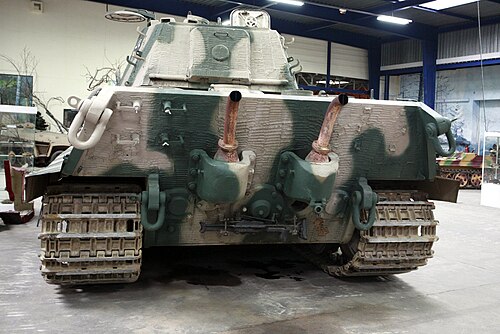 大型戦車の後部が張り出しており、左右に間隔を置いて配置された2本の排気管が取り付け部から突き出ており、上向きに伸び、先端部は車両から離れるように湾曲している。