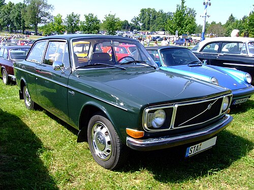 1971 年 (最初のフェイスリフトを含む) ボルボ 142 2 ドア セダン。