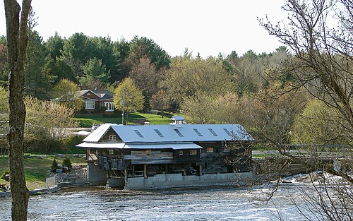 バーント川沿いの古い工場