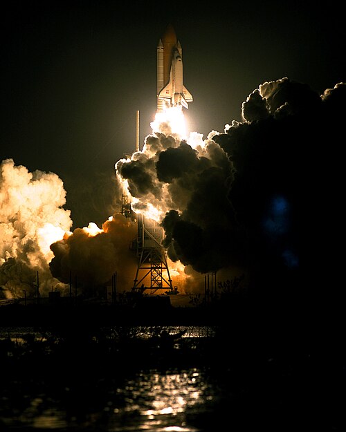 スペースシャトル エンデバー号がSTS-89で打ち上げられ、ミールへ向かう途中で夜空を照らした。