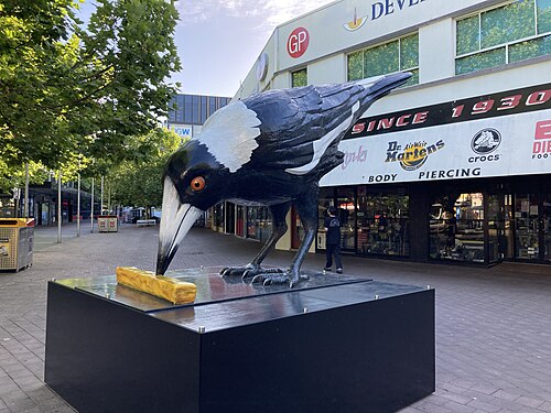 鳥の彫刻のカラー写真