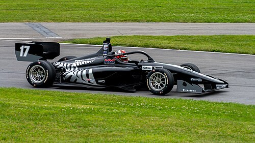 ミッドオハイオで2024年のインディNXTカーに乗るヘッジ