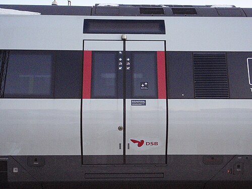 DSB のロゴと入口ドアの一部が赤色 (ユニット 5653)