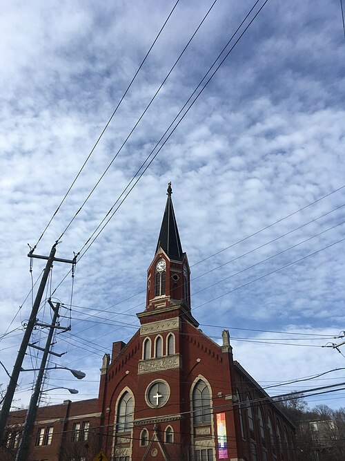 赤レンガ造りの建物に、薄茶色の石材がアクセントとして使われており、石には「PHILIPPUS KIRCHE ERBAUT AD 1890」と刻まれている。尖塔の頂上には、金色の手が人差し指を上に向けている。教会の側面には虹色の旗も掲げられている。