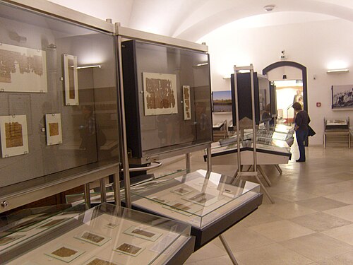 博物館の内部、パピルスが展示されている