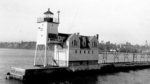 1912 年から 1931 年までの灯台の構成。オープン フレームの塔とその背後の霧信号機の建物があります。この写真は、霧信号機が圧縮空気ダイアフォンだった 1919 年から 1930 年の間に撮影されました。