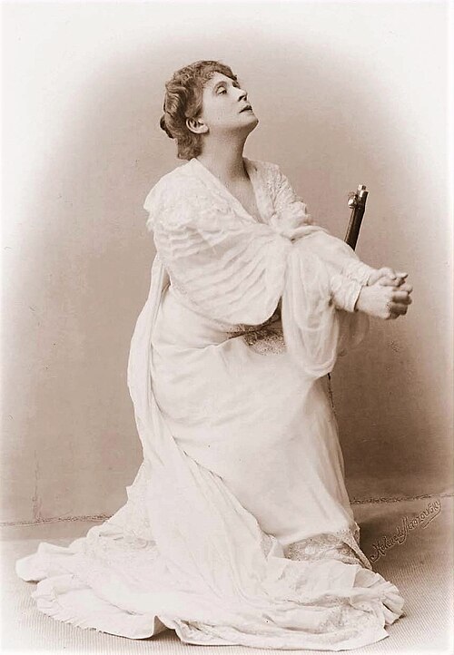 1904年から1905年、サンクトペテルブルクのヘルマン・スーデルマンのハイマットのマグダ役