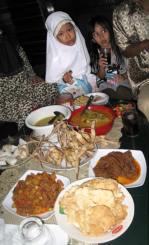 インドネシアのある家族が、この祝日特有の様々な料理でレバランを祝っている。