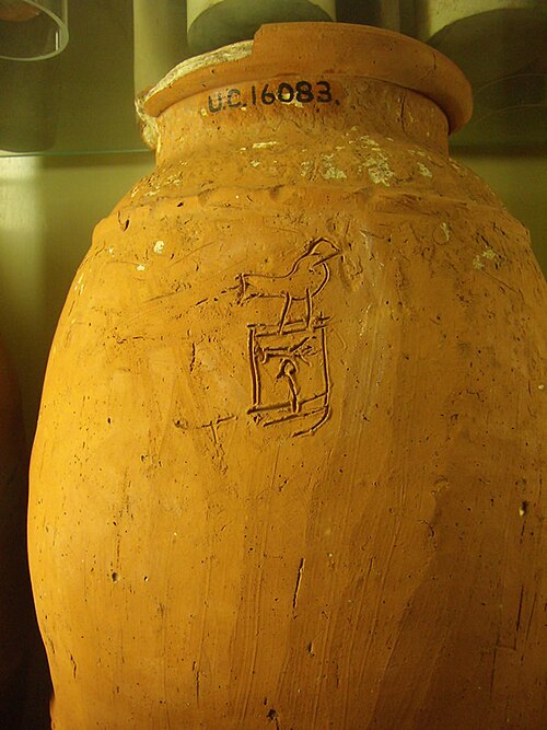 タルカン（414号墓）で発見された器に刻まれた銘文。ナルメルという名前が記されている。ペトリー博物館、UC 16083