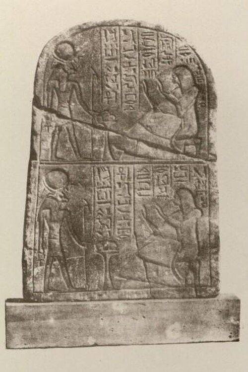新王国時代、第20王朝ラムセス3世の治世下、アピス牛の死を記念する石碑（3つのうちの1つ）。サッカラのセラペウムで発見され、現在はルーブル美術館に所蔵されている。