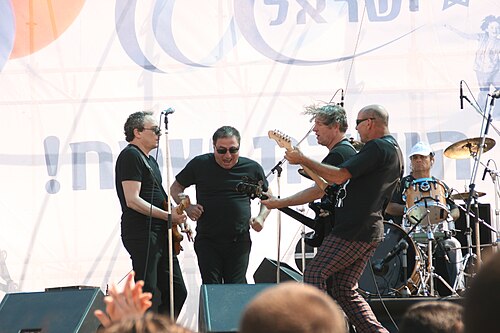 イスラエル建国60周年記念式典でアチジブ海岸で演奏中のティスラム氏。