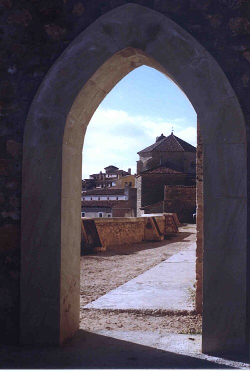 旧市街クエンカのアーチ越しに見える景色。