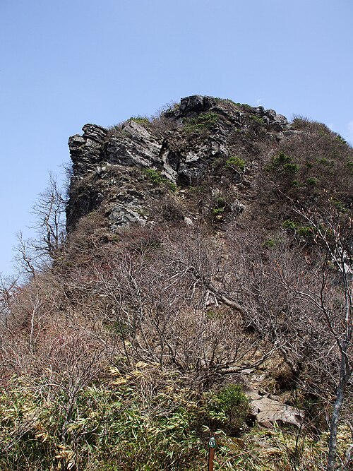 北側から見た兵野山の山頂へのルートにある岩、南側から見た谷川山
