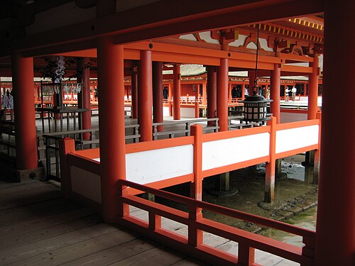 神社の堂宇と通路は高床式になっている。