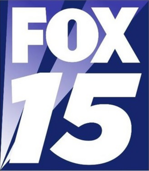 昇華サーチライトが付いた紺色のボックスに、サンセリフ体の斜体で書かれた白い 15 の下に、Fox ネットワークのロゴが白で表示されています。