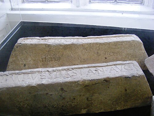 ウェルズ・アンド・メンディップ博物館に展示されているローマ時代のブリテン島からの鉛の塊。