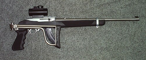 ピストルグリップと折りたたみ式ストックを備えたこのルガー10/22ライフルは、連邦攻撃用武器禁止法に基づき、攻撃用武器に分類された。