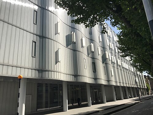 波打つような外観を持つモダンな建物