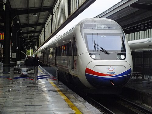 アンカラ駅で待機中の西行きYHT列車