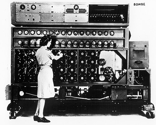 Bombe コンピューティング デバイスを操作する女性。