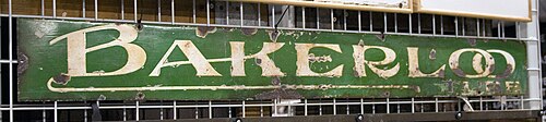 「Bakerloo Tube」と書かれた緑色の金属製の看板。