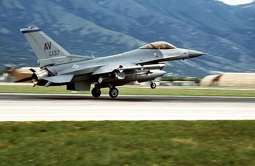 尾翼に「AV」と記された戦闘機が山の滑走路から離陸する。