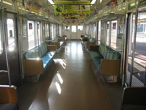 2007年9月撮影の207-900シリーズの車内