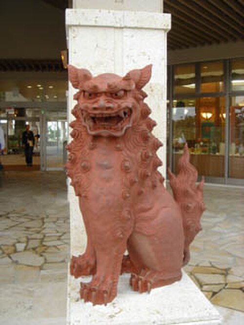 典型的な（右側の）シーサー