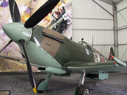 パリのル・ブルジェ博物館にある、FAFL マークのスピットファイア (イル・ド・フランス軍 GC/イギリス空軍第 341 飛行隊)。