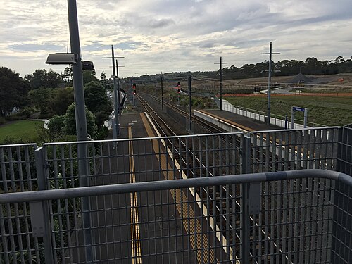 駅に通じるプラットホームと線路。写真は東を向いています。