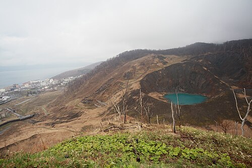 有珠山の火口と左に洞爺湖
