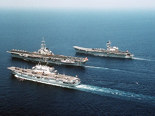 設計の異なる3隻の小型航空母艦が、密集隊形で航行している。