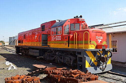 トランスネット貨物鉄道の塗装を施した33-500号車、ジャーミストンディーゼル車庫、ハウテン州、2013年5月1日