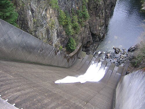 水位が低い日にクリーブランド ダムの歩道から見た放水路エリアの眺め。