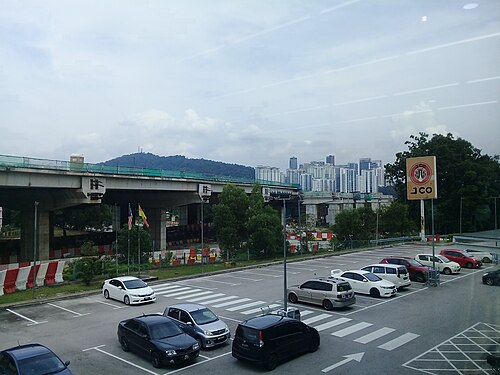 東側で高速道路の建設工事が行われています。