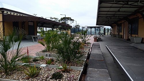 モーランド駅は、歴史ある古い駅舎と新しい高架駅舎のデザインが見事に融合している。