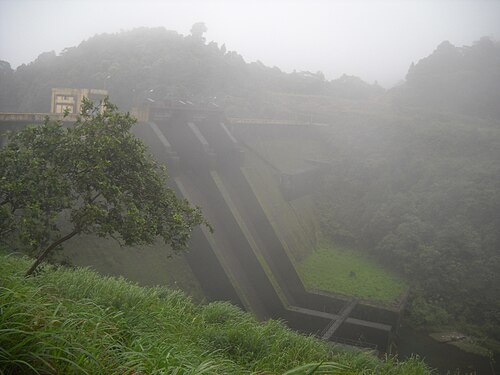 熱帯雨林の霧の中のカッカヤムダム