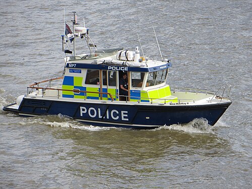 2013年、テムズ川を航行中のロンドン警視庁のボート「ニーナ・マッケイ II」