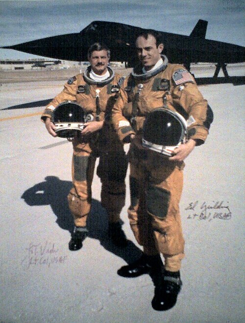 SR-71の「最後の飛行」。背景にはSR-71(シリアル番号61-7972)が写っている。前景にはパイロットのレイモンド・E・“エド”・イェルディング中佐とRSOのジョセフ・T・“JT”・ヴィダ中佐が写っている。1990年3月6日。