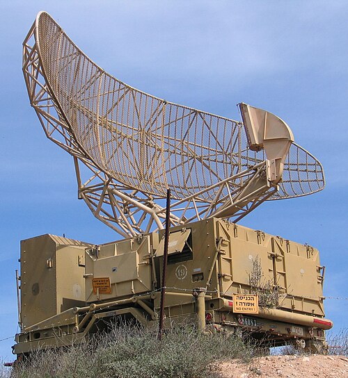 イスラエル軍のレーダーは、航空管制に使用される典型的なレーダーである。アンテナは一定の速度で回転し、狭い垂直方向の扇形ビームで周辺空域を走査し、あらゆる高度の航空機を探知する。