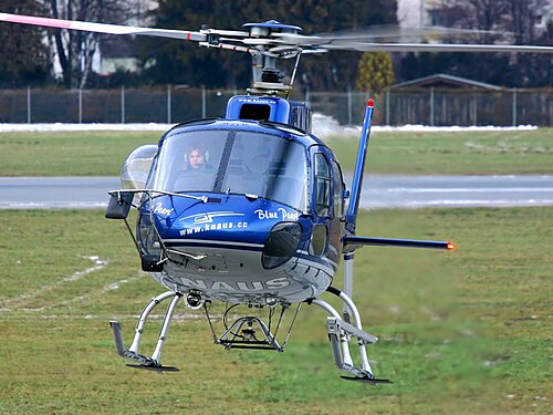 腹部フックを取り付けたユーロコプター AS350 ヘリコプター。