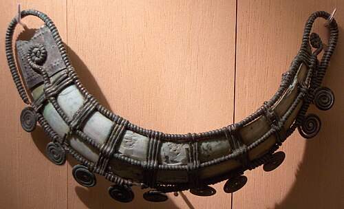 紀元前1200年頃、腰に着用する装飾品。イノシシ科の犬歯を模した青銅製のレース細工でできており、埋葬地から発見された。