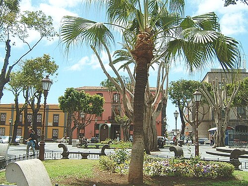 アデランタド広場、ラ ラグーナ