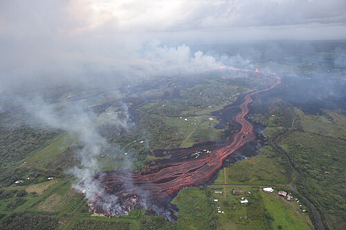 溶岩は細長い割れ目から出てくる 16–20
