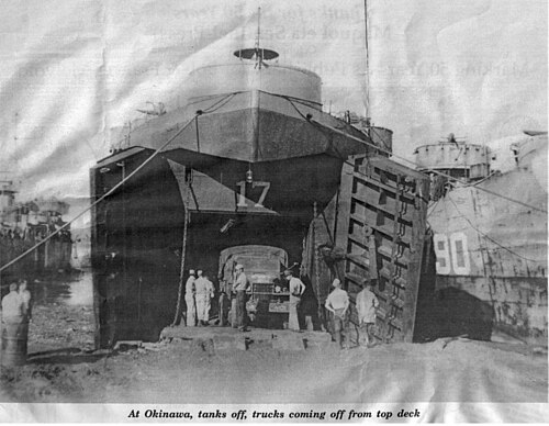 USS LST-17が沖縄で荷揚げ作業中